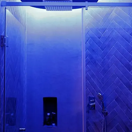 Tom's Bachelor Pad Apartment *