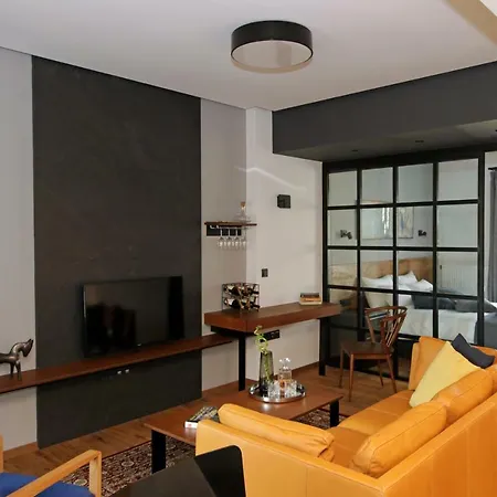 Tom's Bachelor Pad Apartment *