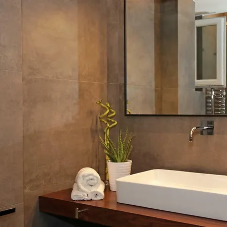 Tom's Bachelor Pad Apartment *