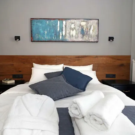 Tom's Bachelor Pad סלוניקי