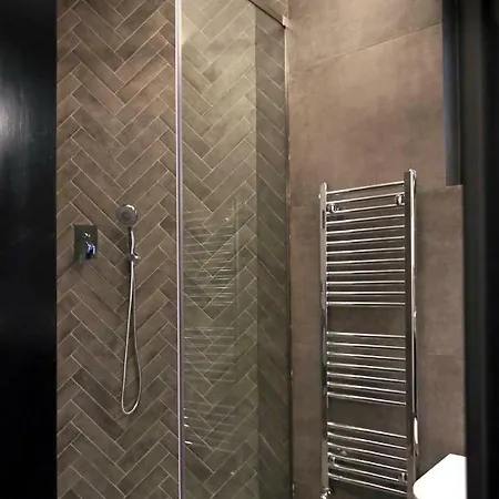 דירה Tom's Bachelor Pad